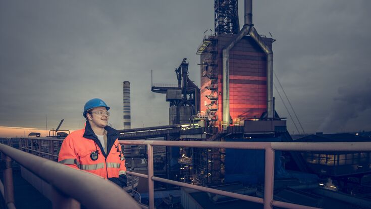 Hochofen und Mitarbeiter von Thyssenkrupp