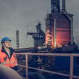 Hochofen und Mitarbeiter von Thyssenkrupp
