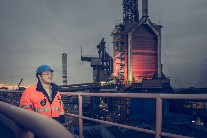 Hochofen und Mitarbeiter von Thyssenkrupp