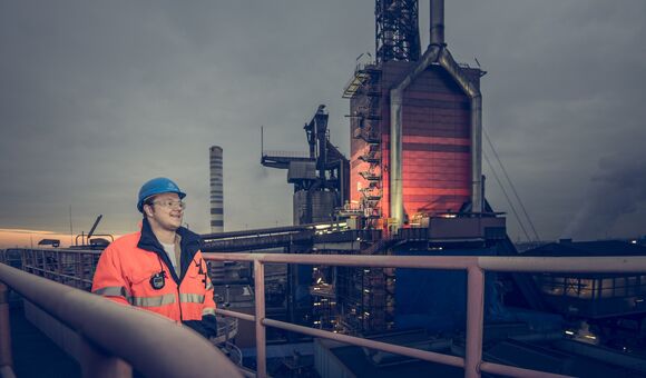 Hochofen und Mitarbeiter von Thyssenkrupp