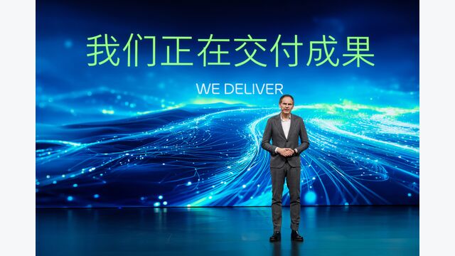 Volkswagen CEO Oliver Blume bei eier Produktpräsentation in China
