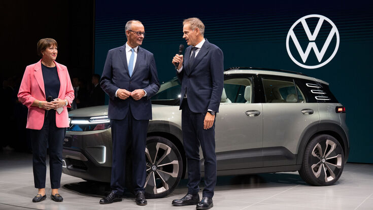 Hildegard Müller VDA und Kanzler Merz auf der Bühne bei VW