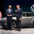 Hildegard Müller VDA und Kanzler Merz auf der Bühne bei VW