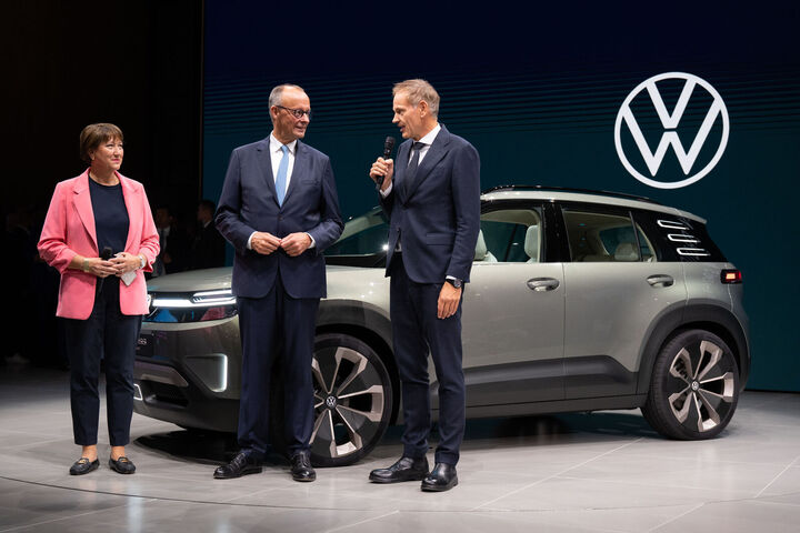 Hildegard Müller VDA und Kanzler Merz auf der Bühne bei VW