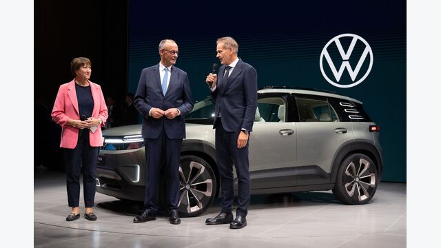 Hildegard Müller VDA und Kanzler Merz auf der Bühne bei VW