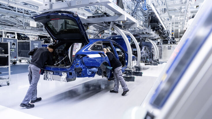 Produktion eines Audi in einer Werkshalle
