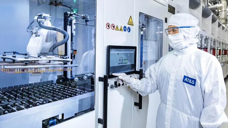 Mitarbeiterin bei AT&S in einem Reinraum