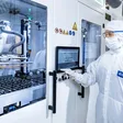 Mitarbeiterin bei AT&S in einem Reinraum
