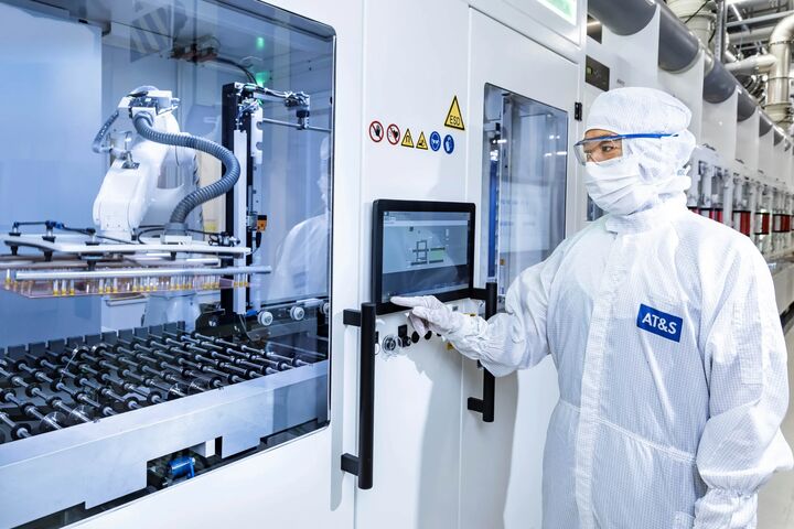 Mitarbeiterin bei AT&S in einem Reinraum