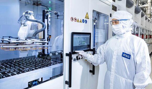 Mitarbeiterin bei AT&S in einem Reinraum