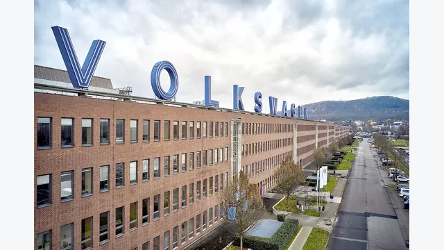 Volkswagen Schriftzug am Werk Kassel