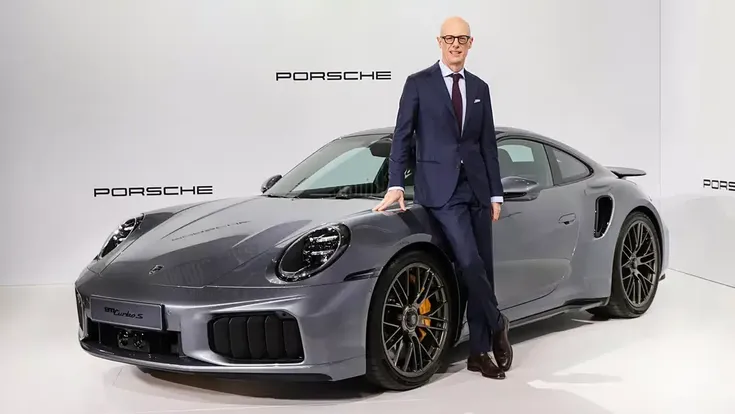 Michael Leiters neben einem Porsche Modell
