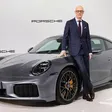 Michael Leiters neben einem Porsche Modell