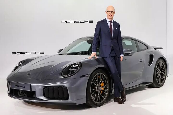 Michael Leiters neben einem Porsche Modell