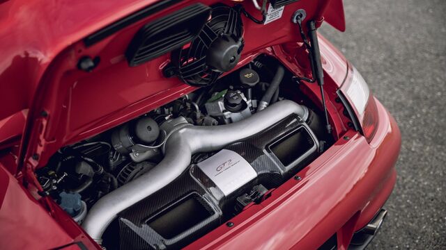 Blick in den Motorraum eines Porsche mit Verbrenner