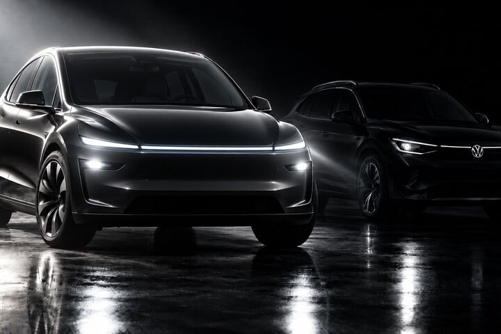 Tesla Model Y neben Volkswagen ID-Modell im Dunkeln, Tesla sticht hervor