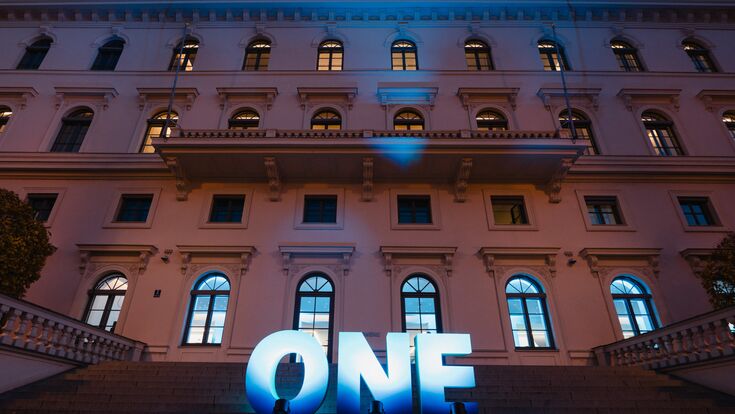 Die Veranstaltung ?Siemens ONE Tech ? Strategy & Results? findet am 13. November als hybride Veranstaltung im Headquarter in München statt ? hier die Bühne zu Beginn der Veranstaltung. The 'Siemens ONE Tech ? Strategy & Results' event will take place on November 13th as a hybrid event at the Headquarters in Munich ? here's the stage at the beginning of the event. Foto: Jens Hartmann/Siemens