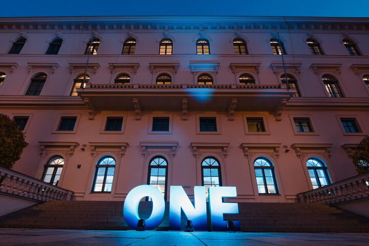 Die Veranstaltung ?Siemens ONE Tech ? Strategy & Results? findet am 13. November als hybride Veranstaltung im Headquarter in München statt ? hier die Bühne zu Beginn der Veranstaltung. The 'Siemens ONE Tech ? Strategy & Results' event will take place on November 13th as a hybrid event at the Headquarters in Munich ? here's the stage at the beginning of the event. Foto: Jens Hartmann/Siemens