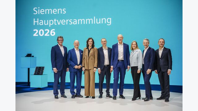 Matthias Rebellius, Vorstand und CEO Smart Infrastructure; Ralf P. Thomas, Finanzvorstand; Judith Wiese, Vorständin für Personal und Nachhaltigkeit; Cedrik Neike, Vorstand und CEO Digital Industries; Roland Busch, Vorstandsvorsitzender; Veronika Bienert, Vorständin und designierte Finanzvorständin; Peter Körte, Vorstand, Chief Strategy Officer und Chief Technology Officer; Jim Hagemann Snabe, Vorsitzender des Aufsichtsrates der Siemens AG (von links nach rechts) zu Beginn der 60. Ordentlichen Hauptversammlung der Siemens AG am 12. Februar 2026 in der Olympiahalle München. From left to right: Matthias Rebellius, member of the Managing Board and CEO of Smart Infrastructure; Ralf?P.?Thomas, Chief Financial Officer; Judith Wiese, Chief People and Sustainability Officer; Cedrik Neike, member of the Managing Board and CEO of Digital Industries; Roland Busch, President and CEO; Veronika Bienert, member of the Managing Board and designated Chief Financial Officer; Peter Koerte, member of the Managing Board, Chief Strategy Officer and Chief Technology Officer, Jim Hagemann Snabe, Chairman of the Supervisory Board of Siemens AG, at the beginning of the 60th Annual Shareholders? Meeting of Siemens?AG, at the Olympiahalle in Munich on February 12, 2026. München, 12.02.2026.