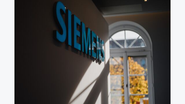 Die Veranstaltung ?Siemens ONE Tech ? Strategy & Results? findet am 13. November als hybride Veranstaltung im Headquarter in München statt ? hier die Bühne zu Beginn der Veranstaltung. The 'Siemens ONE Tech ? Strategy & Results' event will take place on November 13th as a hybrid event at the Headquarters in Munich ? here's the stage at the beginning of the event. Foto: Jens Hartmann/Siemens