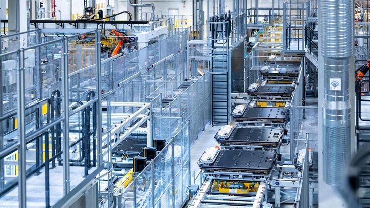 im bmw group werk irlbach strasskirchen werden seit dem oktober hochvoltbatterien gefertigt die dafuer notwendigen batteriezellen stammen weiterhin von CATL
