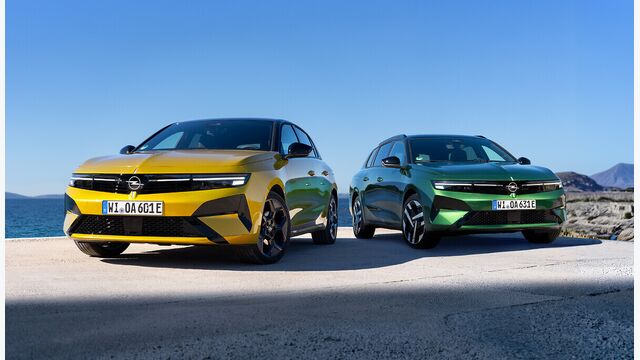 Opel Astra gelb und grün nebeneinander