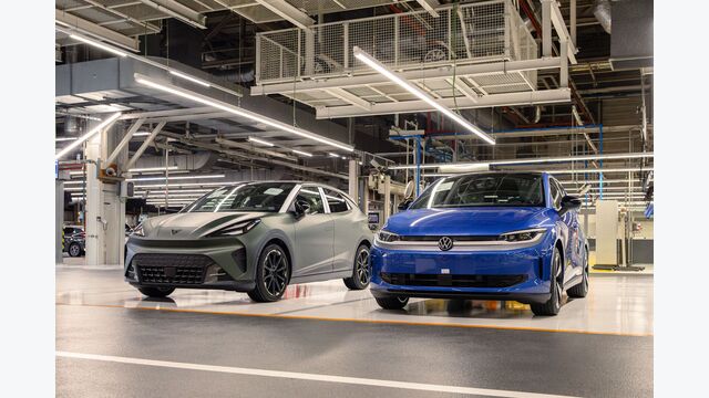 Volkswagen und Cupra nebeneinander im VW-Werk Martorell