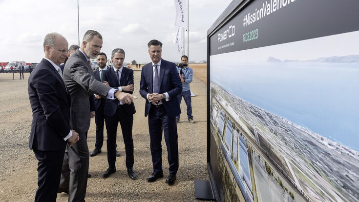 From left to right: Thomas Dahlem, CEO PowerCo Spain, Felipe VI., His Majesty the King of Spain, Darío Moreno, Mayor of Sagunto, Javier Rivera, CFO PowerCo Spain, Thomas Schmall, Member of the Volkswagen AG Board of Management for Technology and Chairman of the Supervisory Board of PowerCo