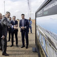From left to right: Thomas Dahlem, CEO PowerCo Spain, Felipe VI., His Majesty the King of Spain, Darío Moreno, Mayor of Sagunto, Javier Rivera, CFO PowerCo Spain, Thomas Schmall, Member of the Volkswagen AG Board of Management for Technology and Chairman of the Supervisory Board of PowerCo