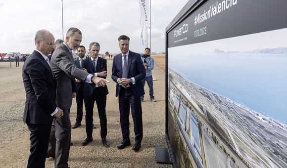 From left to right: Thomas Dahlem, CEO PowerCo Spain, Felipe VI., His Majesty the King of Spain, Darío Moreno, Mayor of Sagunto, Javier Rivera, CFO PowerCo Spain, Thomas Schmall, Member of the Volkswagen AG Board of Management for Technology and Chairman of the Supervisory Board of PowerCo