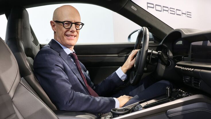 Michael Leiters Vorstandsvorsitzender bei Porsche in einem Sportwagen sitzend