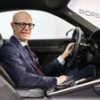 Michael Leiters Vorstandsvorsitzender bei Porsche in einem Sportwagen sitzend