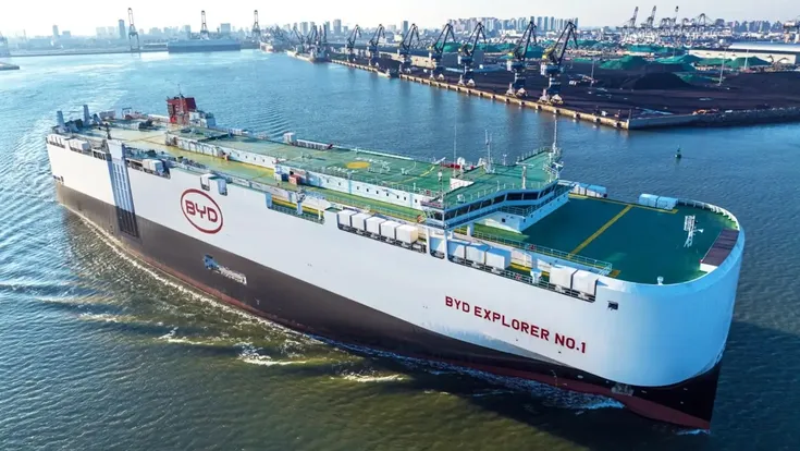 BYD Explorer One Autoschiff vor einem Hafen