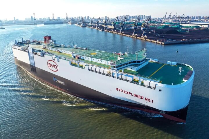 BYD Explorer One Autoschiff vor einem Hafen