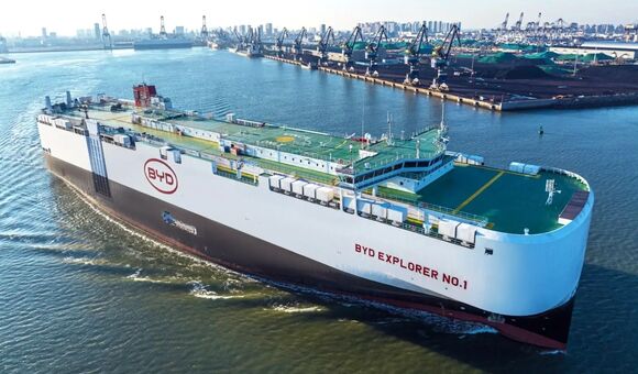 BYD Explorer One Autoschiff vor einem Hafen