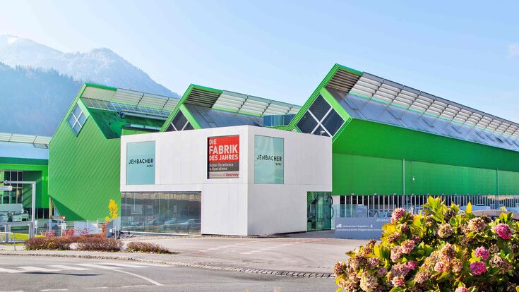 Außenansicht auf den Eingang der Headquarters von Innio in Jenbach, Tirol