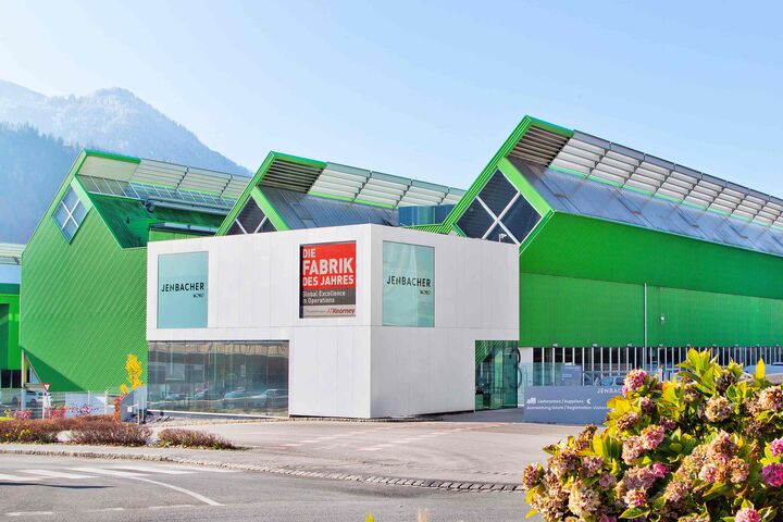 Außenansicht auf den Eingang der Headquarters von Innio in Jenbach, Tirol