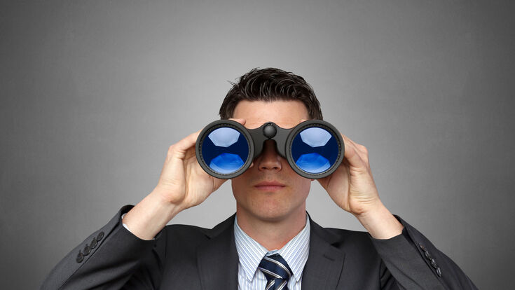 mann fernglas suche suchen feldstecher beobachten spionage spionieren schauen ausschau aussicht jobsuche job arbeit lösung entdeckung entdecken erfolg wachsam zukunft überwachen weitsicht business businessmann hemd anzug person portrait beruf hintergrund grau