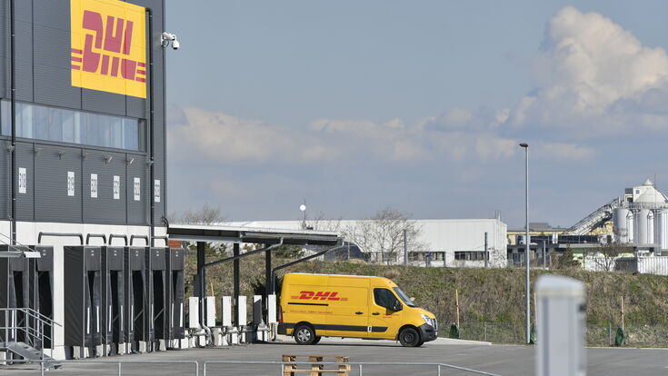 © APA/HERBERT NEUBAUER DHL-Lkw vor Logistikzentrum: Die DHL Group unterliegt als deutscher Konzern bereits seit Jänner 2023 dem deutschen LKSG.