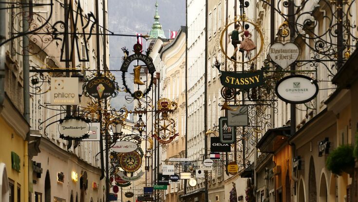 blick auf viele herausragenden geschäftsschilder in der Getreidegasse in der Salzburger Altstadt
