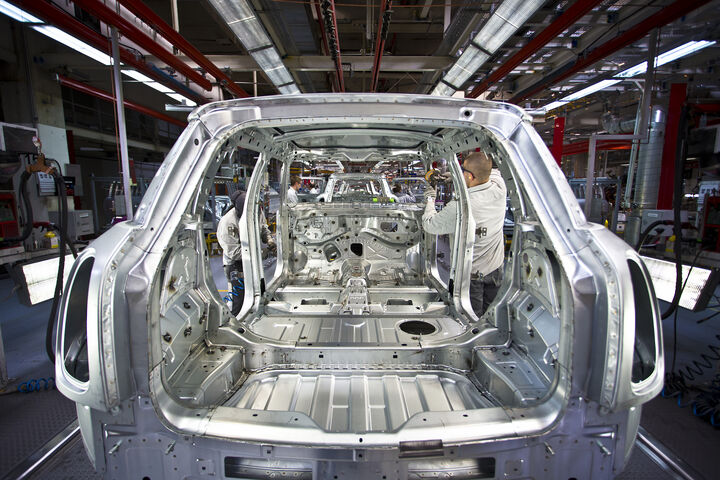 Autoproduktion bei Magna: Die E-Mobilität hat bisher noch nicht für das vorhergesagte Job-Wunder im Autoland Steiermark gesorgt.