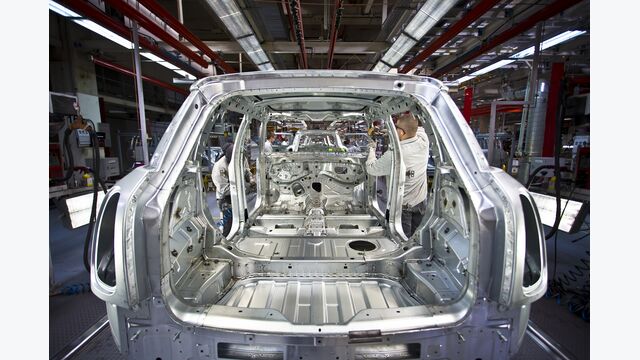 Autoproduktion bei Magna: Die E-Mobilität hat bisher noch nicht für das vorhergesagte Job-Wunder im Autoland Steiermark gesorgt.